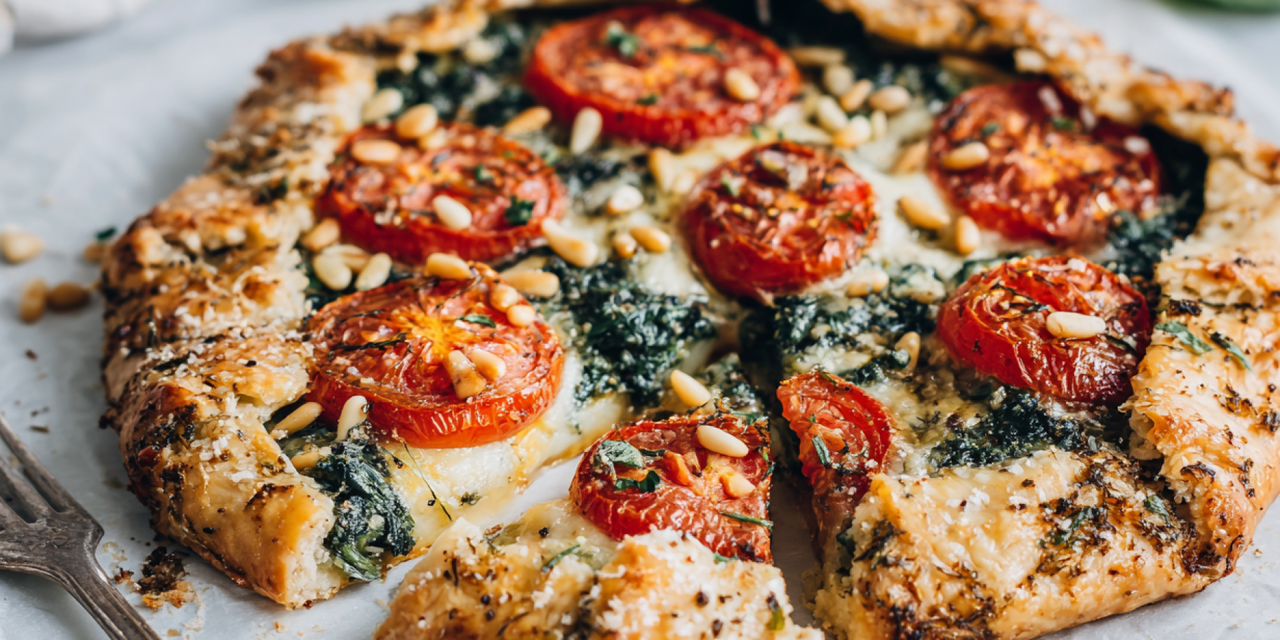 Шпинатна галета з томатами та песто
