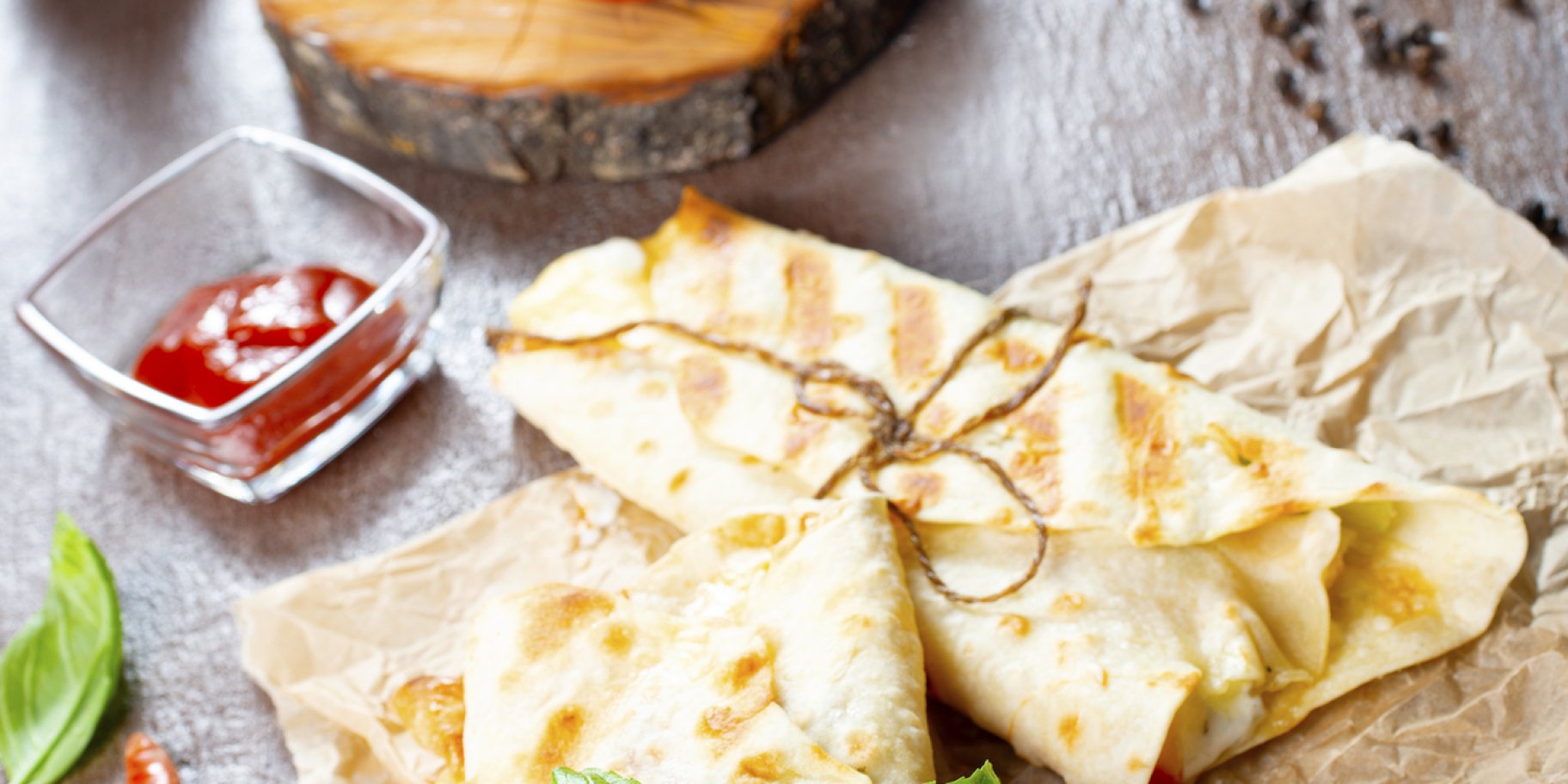 Лаваш с авокадо, сыром и яйцом.