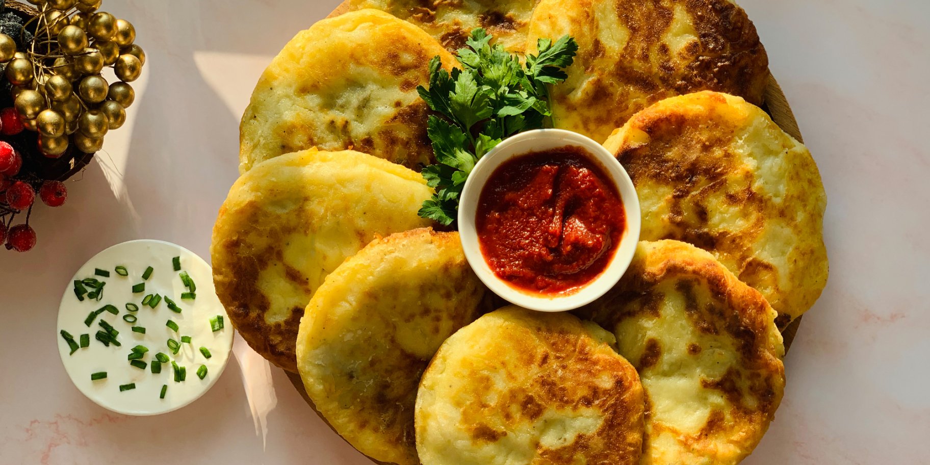 Жареные лепешки с яйцом и зеленым луком