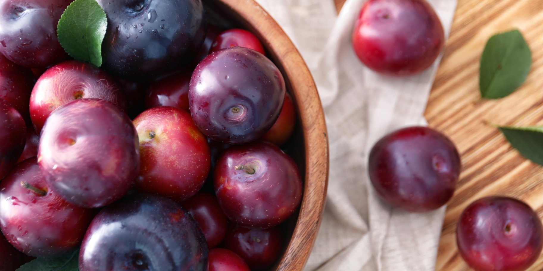 Сливы в тарелке