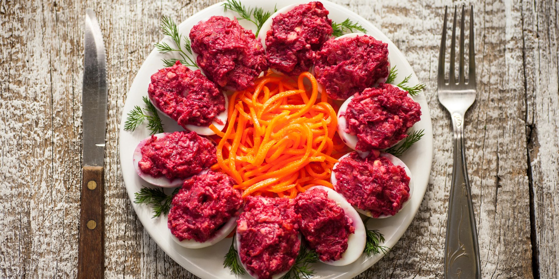 Фаршированные яйца с сельдью и свеклой