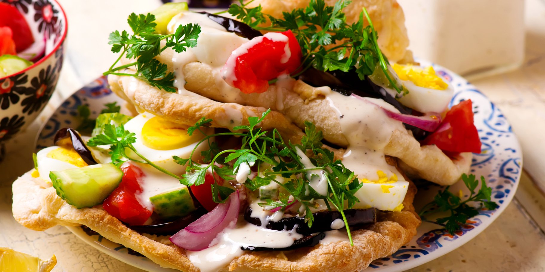 Піта з баклажанами, яйцями і овочами