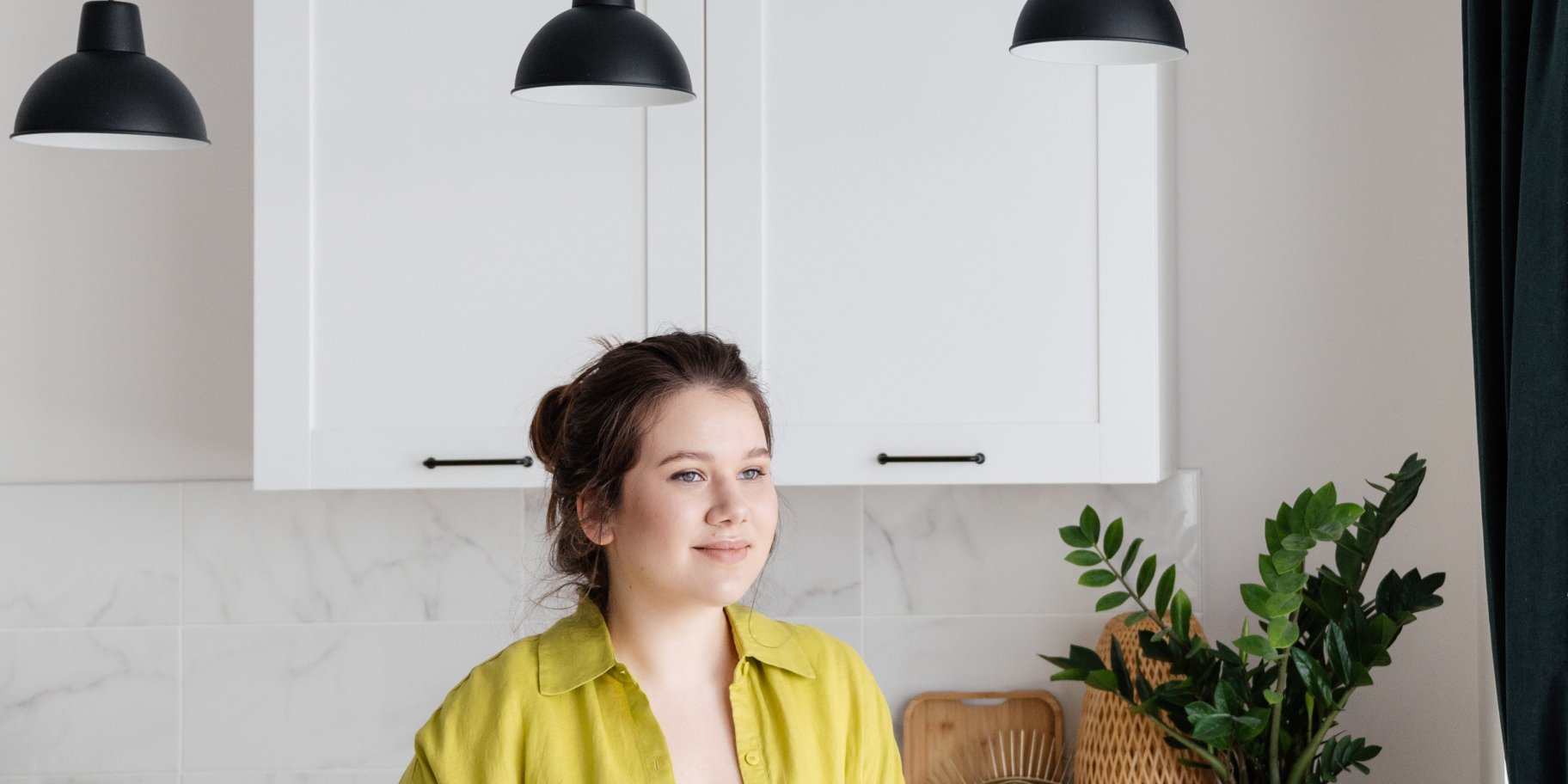 Дівчина на кухні