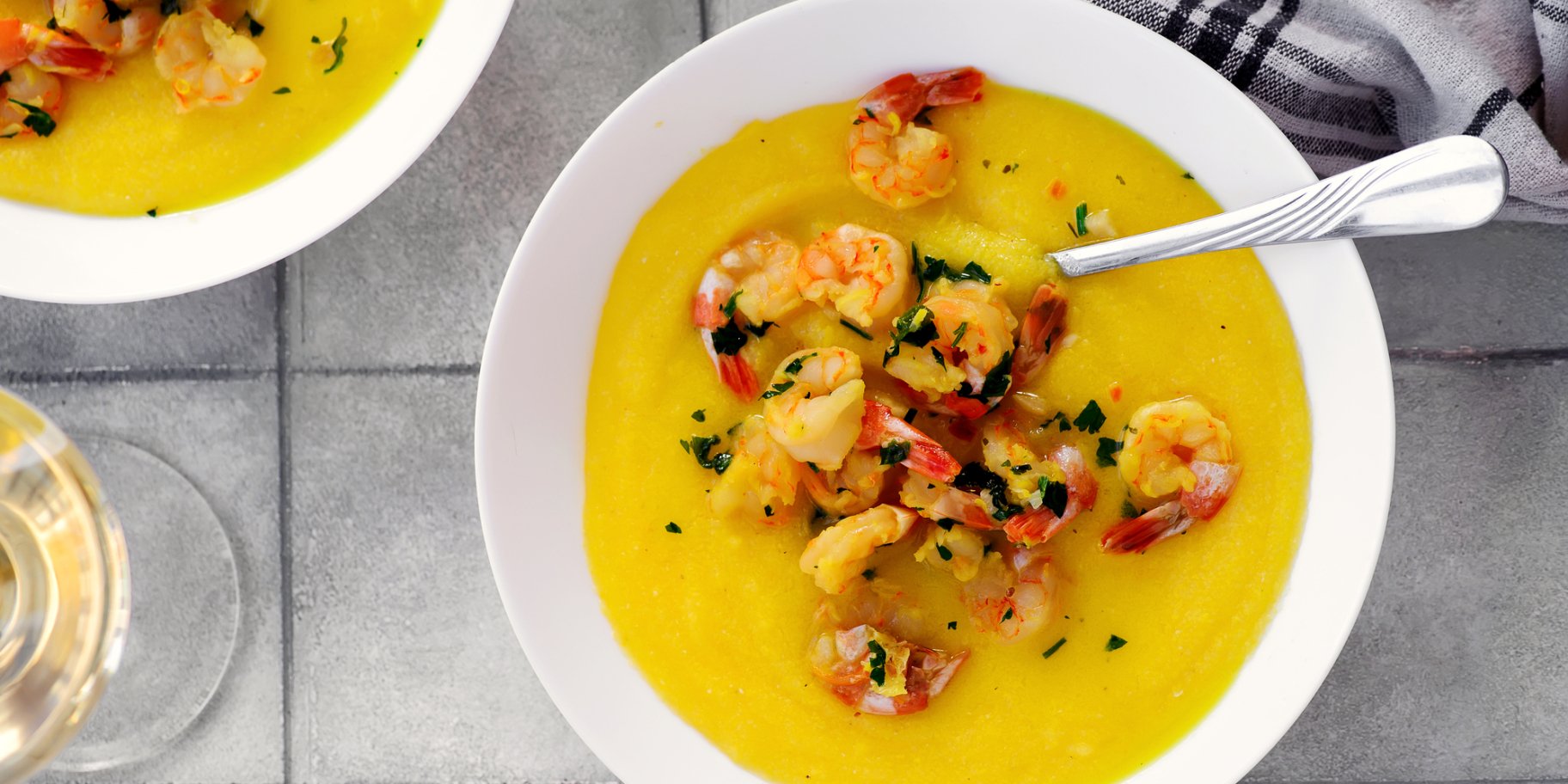 Креветки с полентой