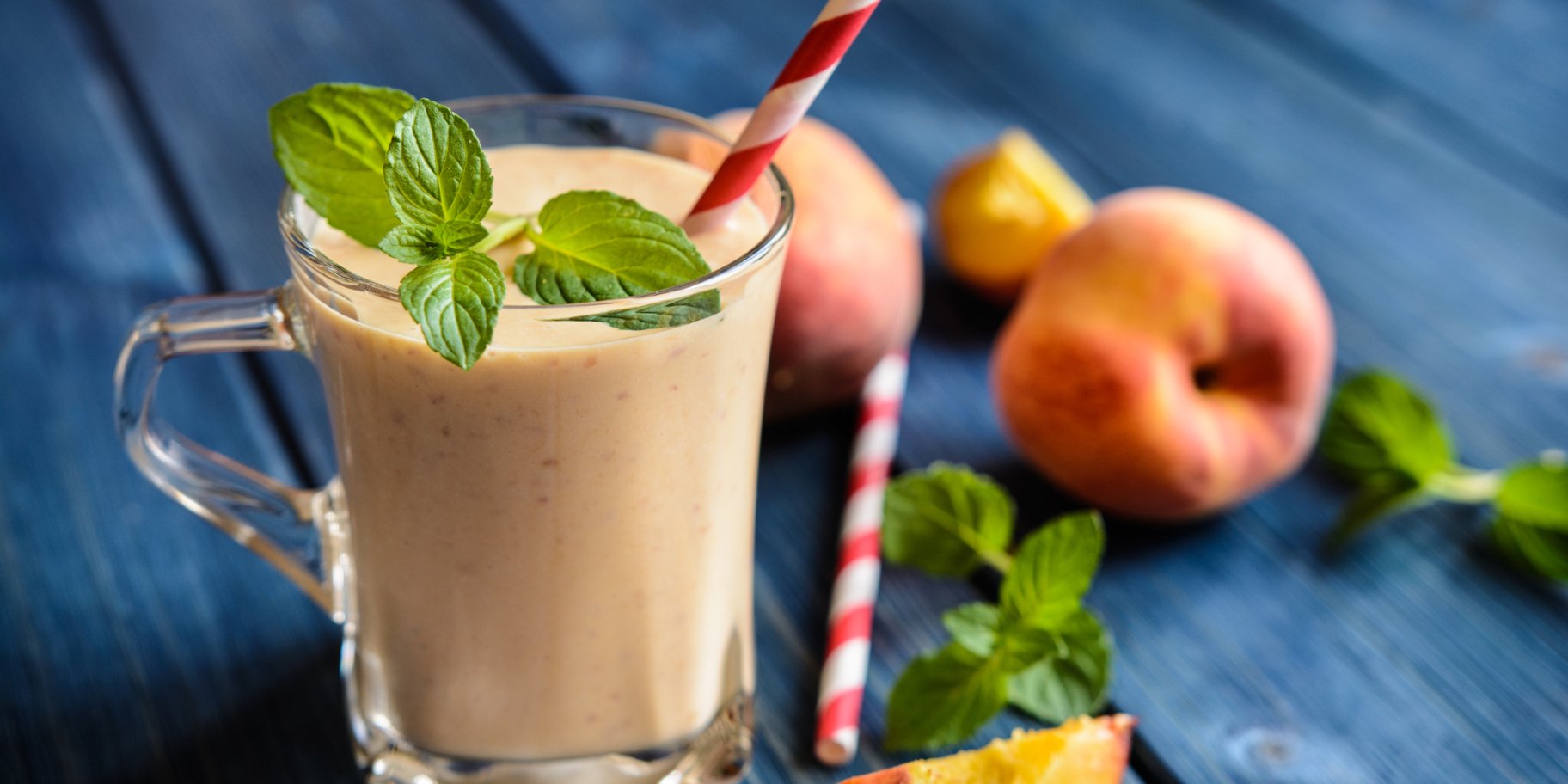 Персиковий молочний коктейль
