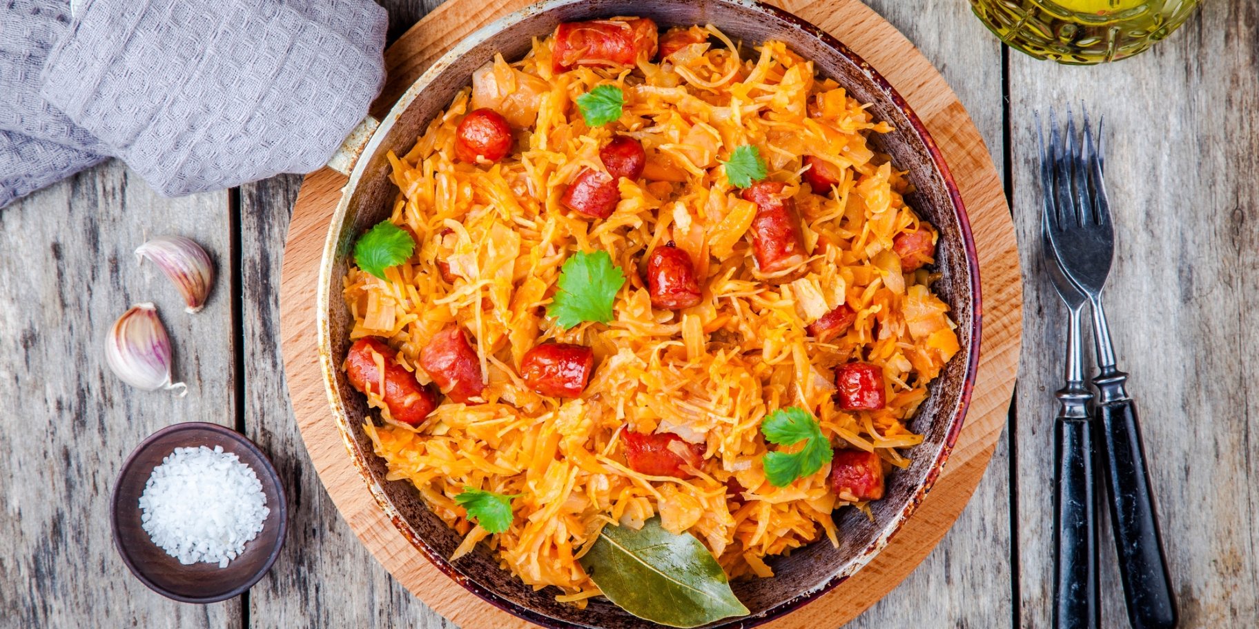 Тушеная капуста с колбасой — рецепт