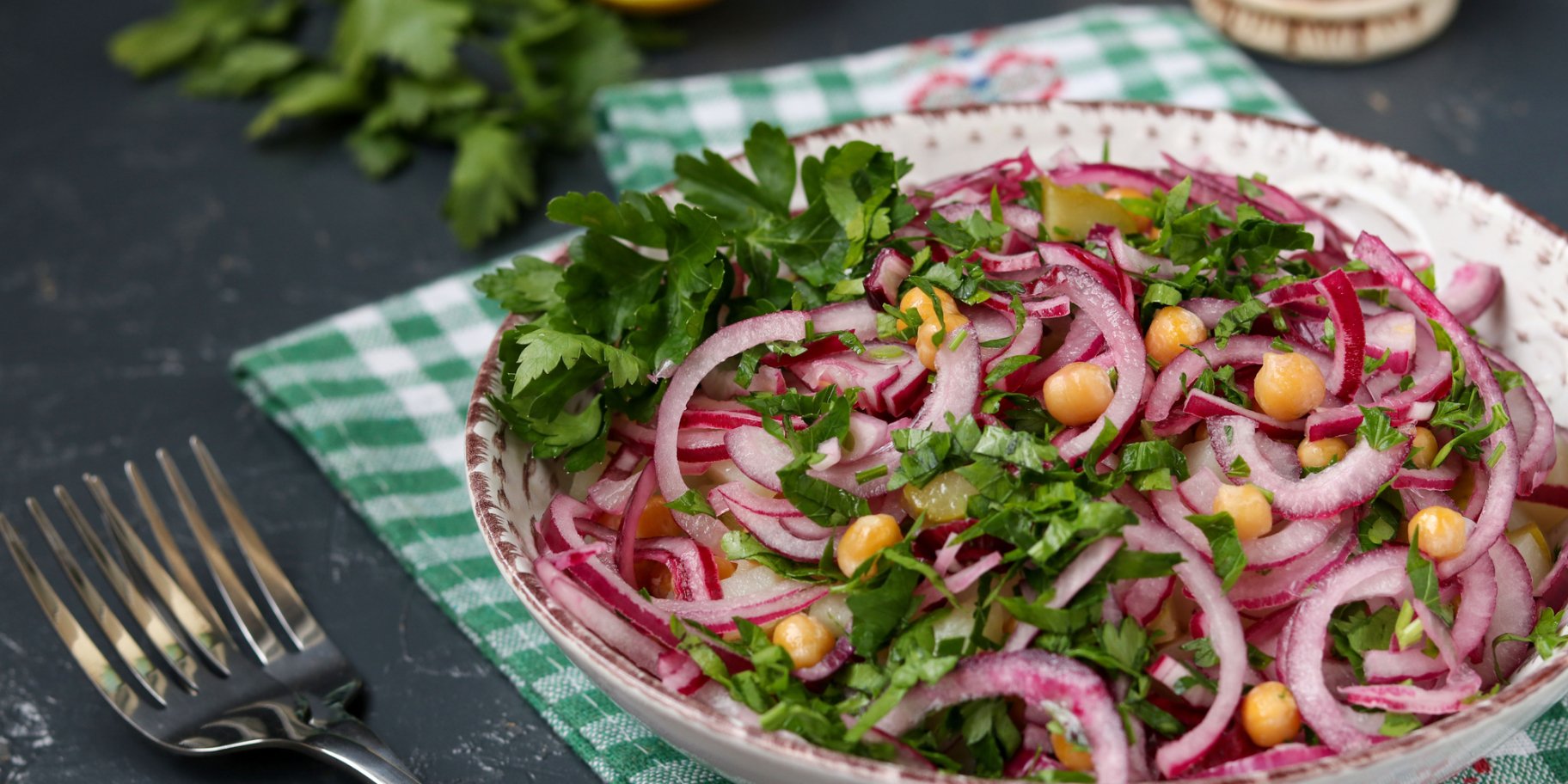Салат с луком и горохом в большой тарелке