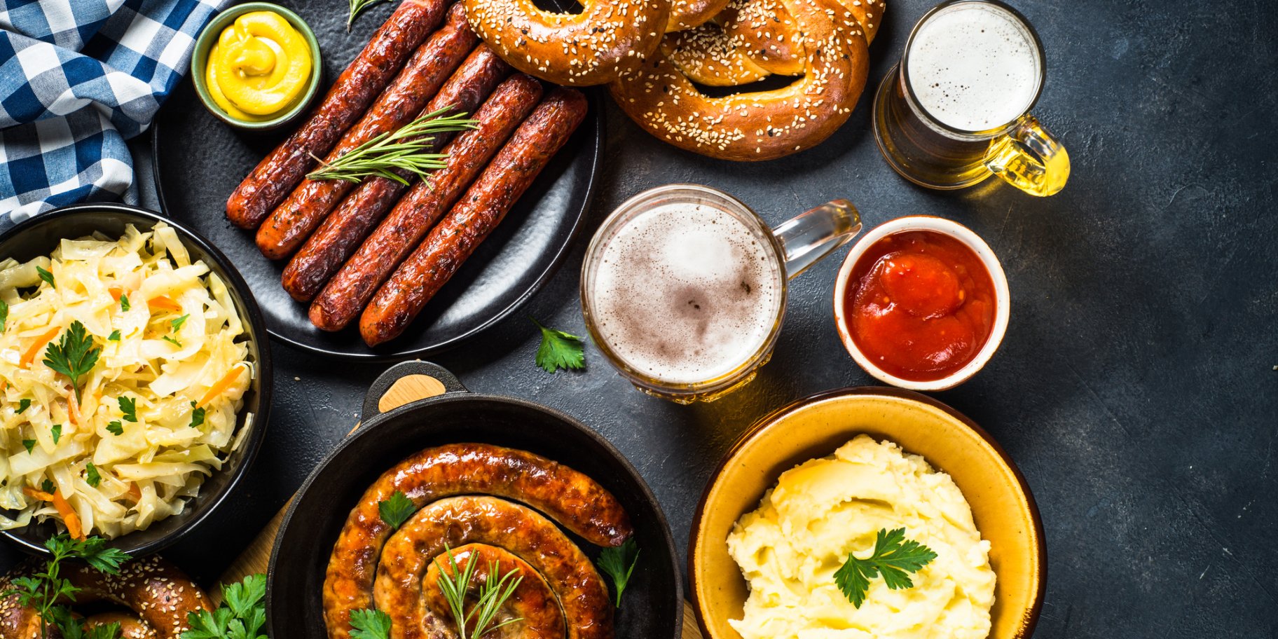 Сосиски, пюре, брецелі, капуста