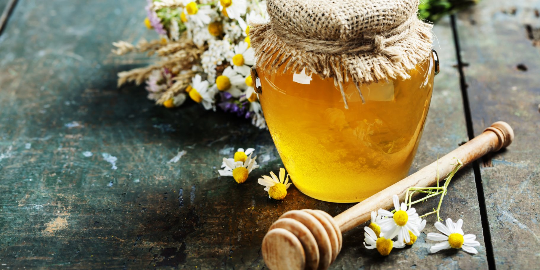 Банка з медом на темному фоні