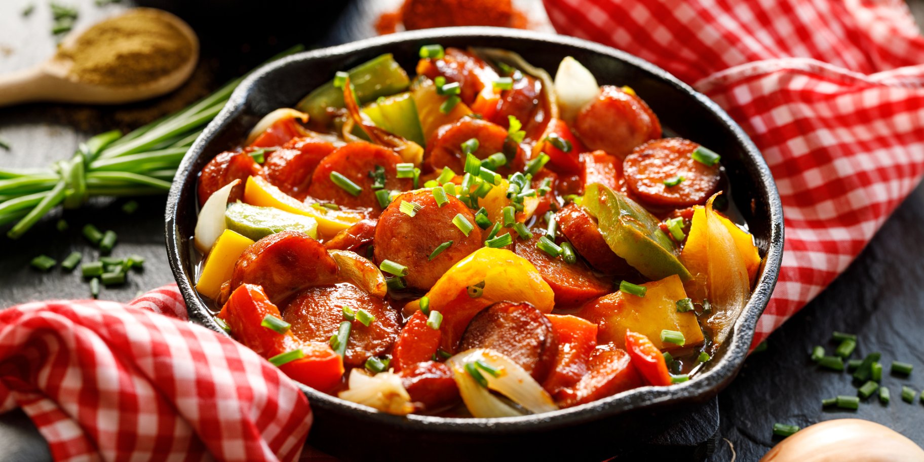 Ковбаски з перцем та цибулею