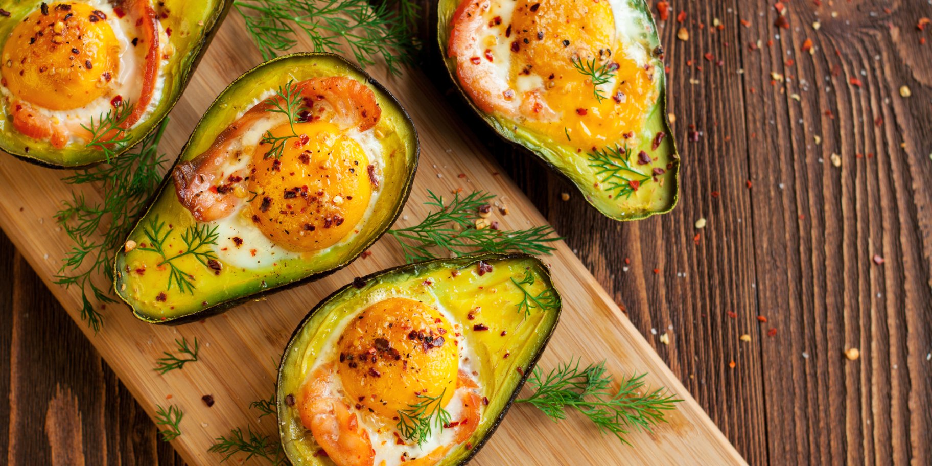 Запечене авокадо з копченим лососем і яйцем