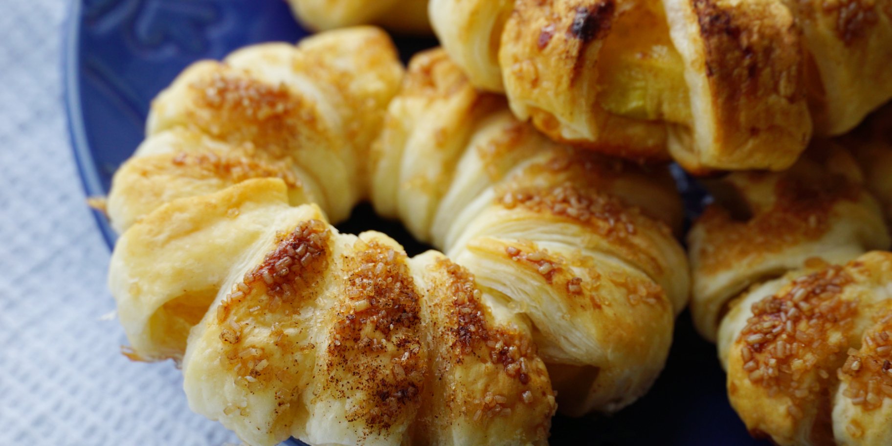 Слойки з консервованими ананасами