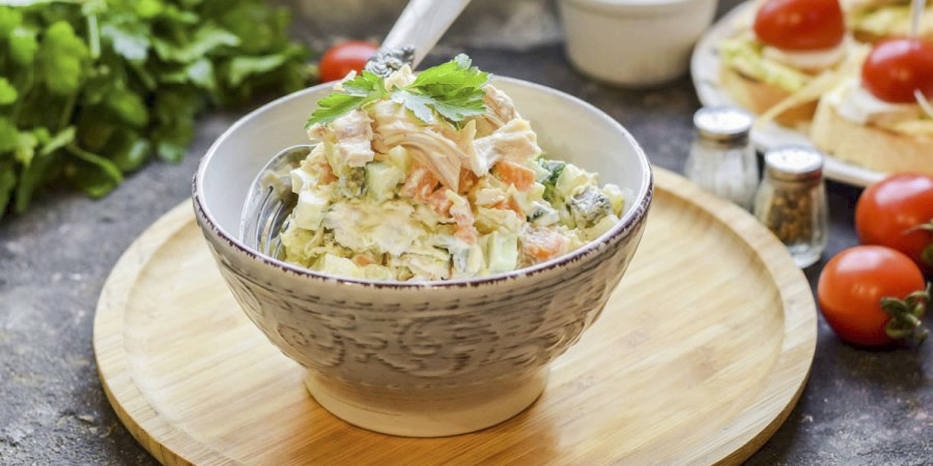 Изысканно и просто: оливье с авокадо и свежим огурцом