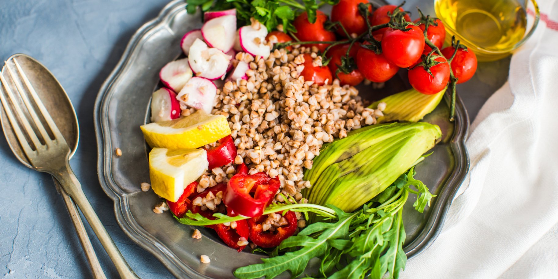 боул з гречкою, авокадо і чері