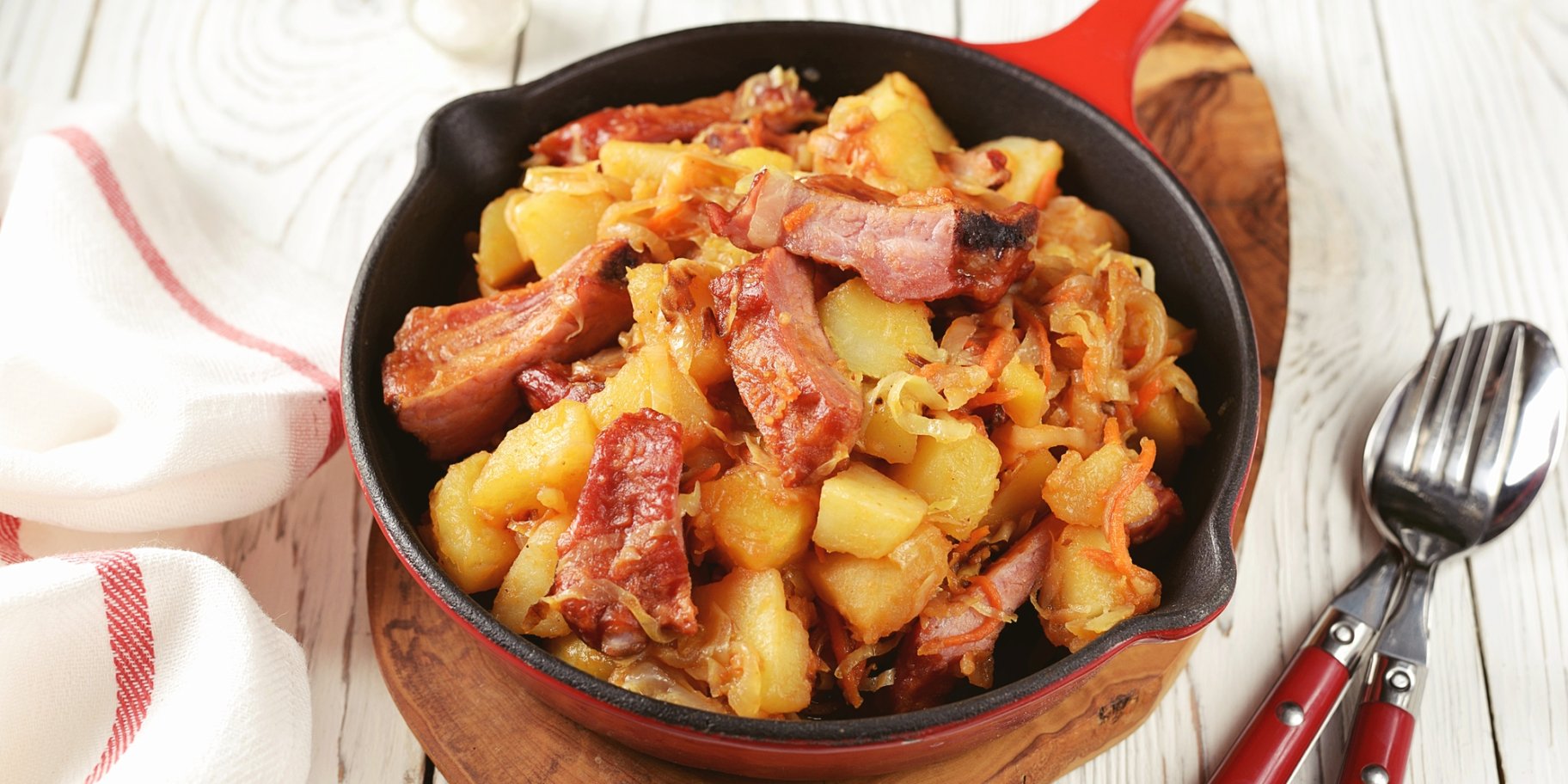 Тушена картопля зі свинячими ребрами