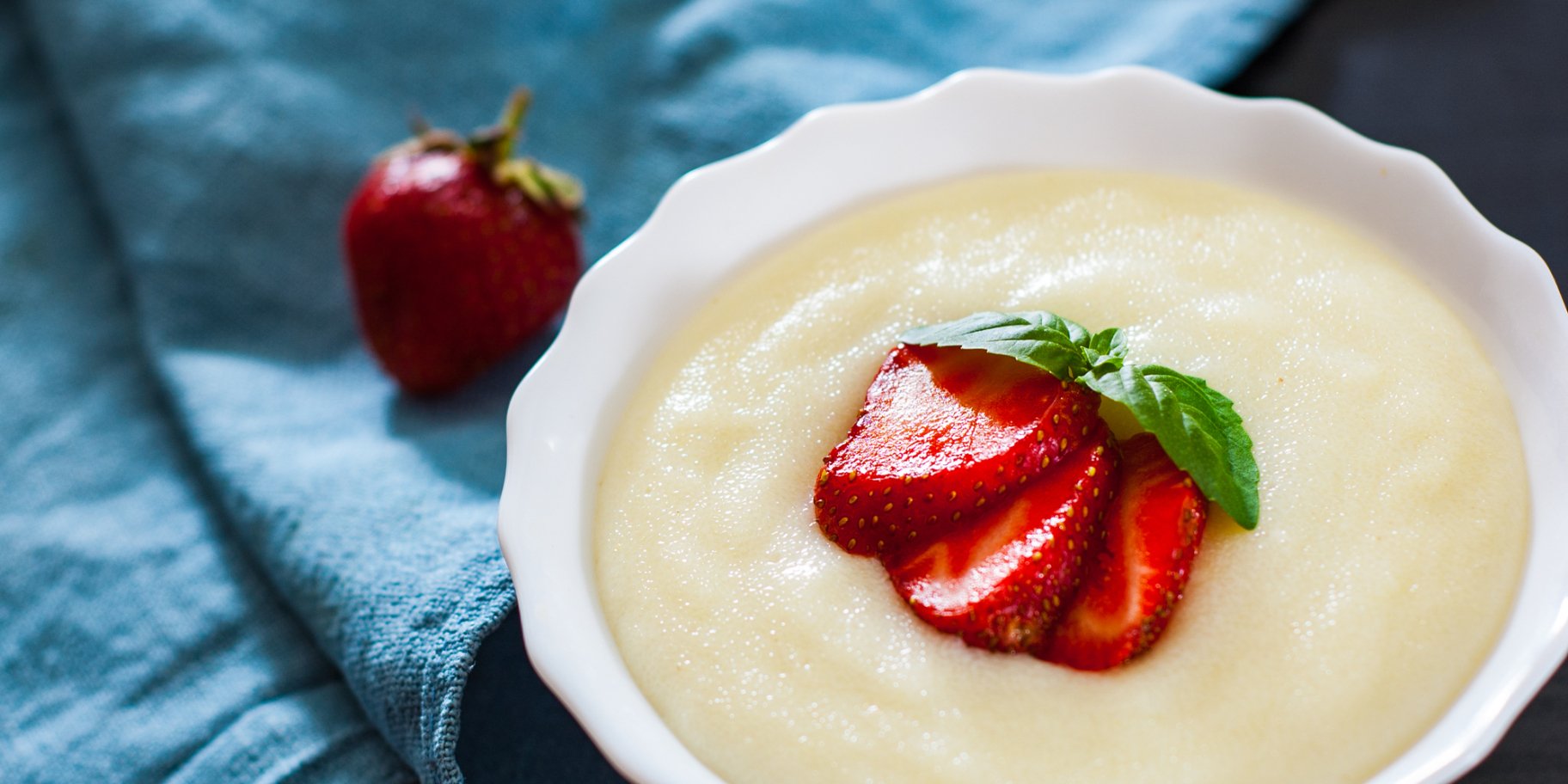 Пудинг з манної крупи з полуницею