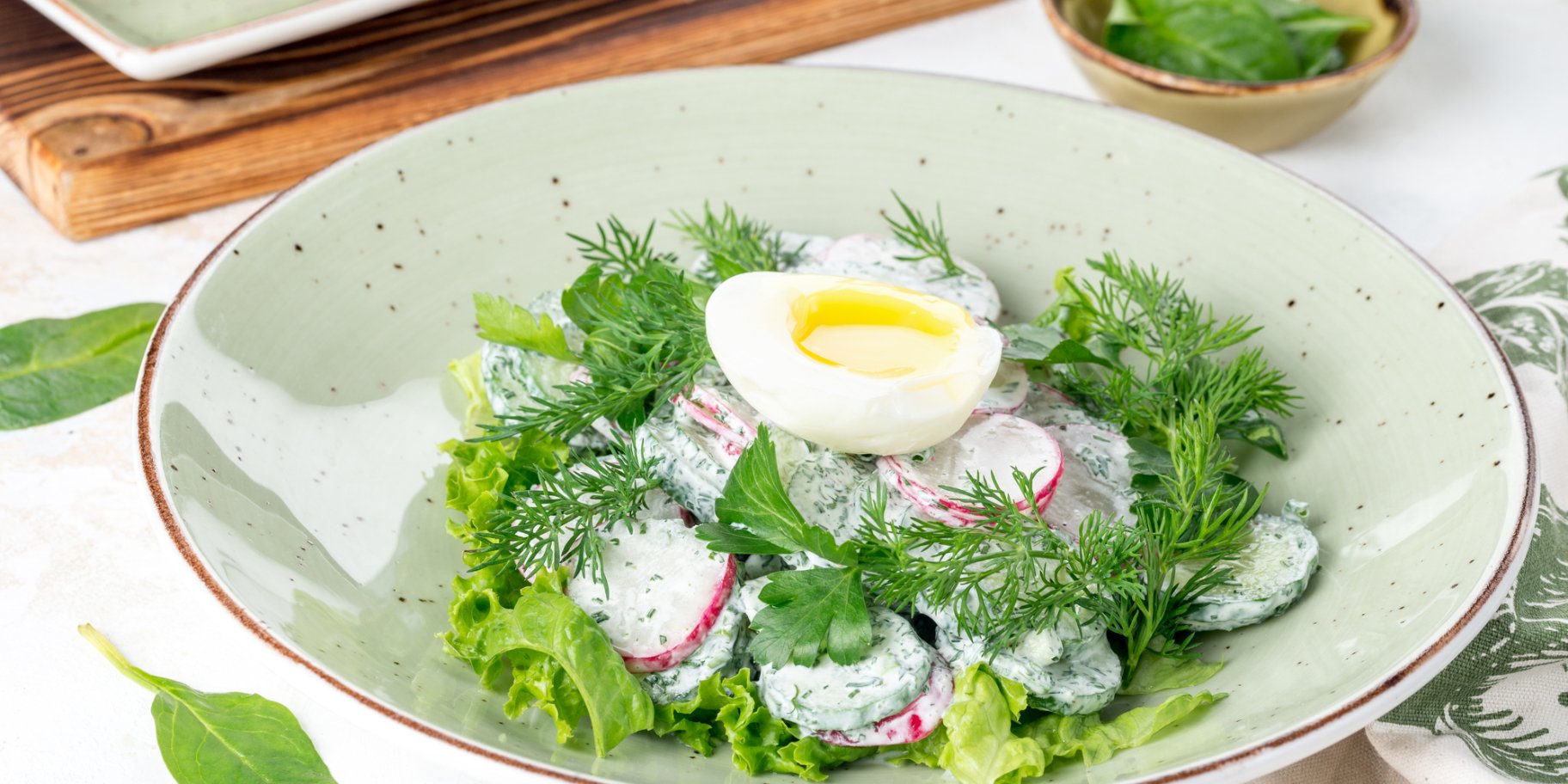 Овощной салат с яйцом и зеленью