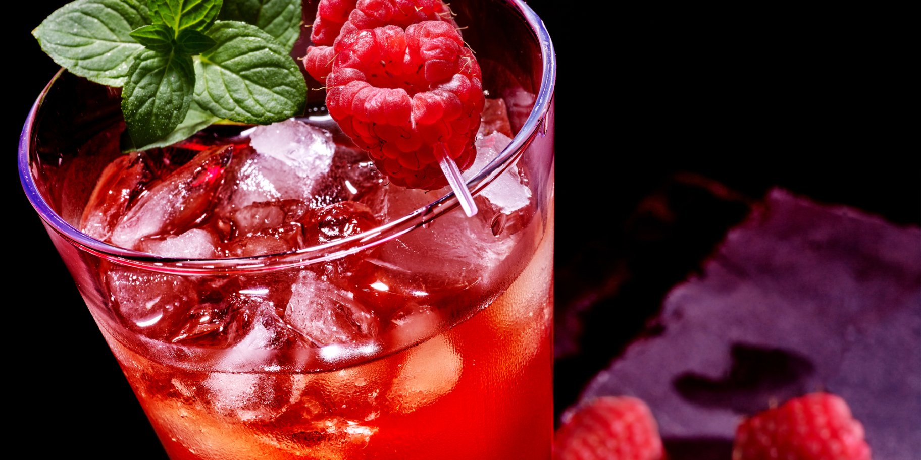 Ягодный кулер с малиной и базиликом