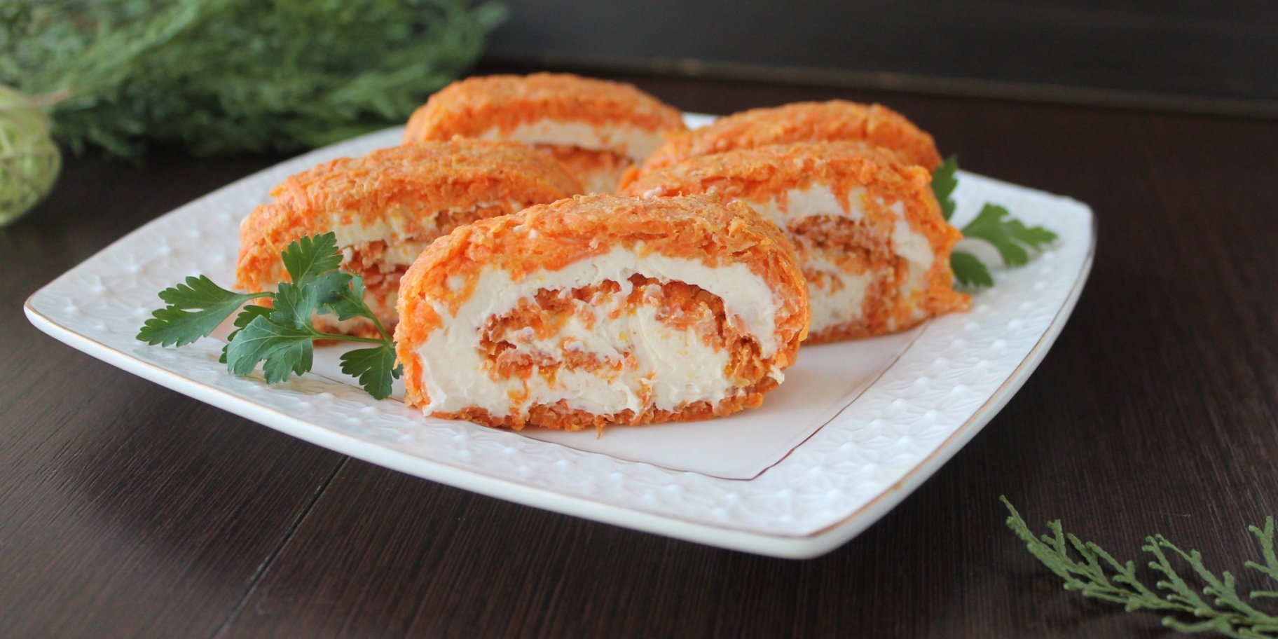 Морквяний рулет з лососем і сиром