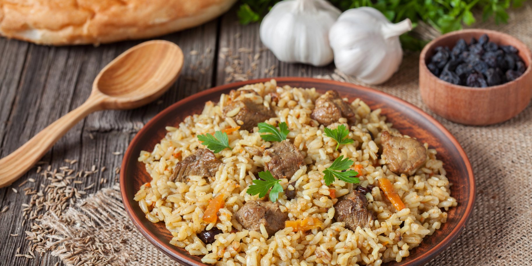 Плов з м’ясом у каструлі