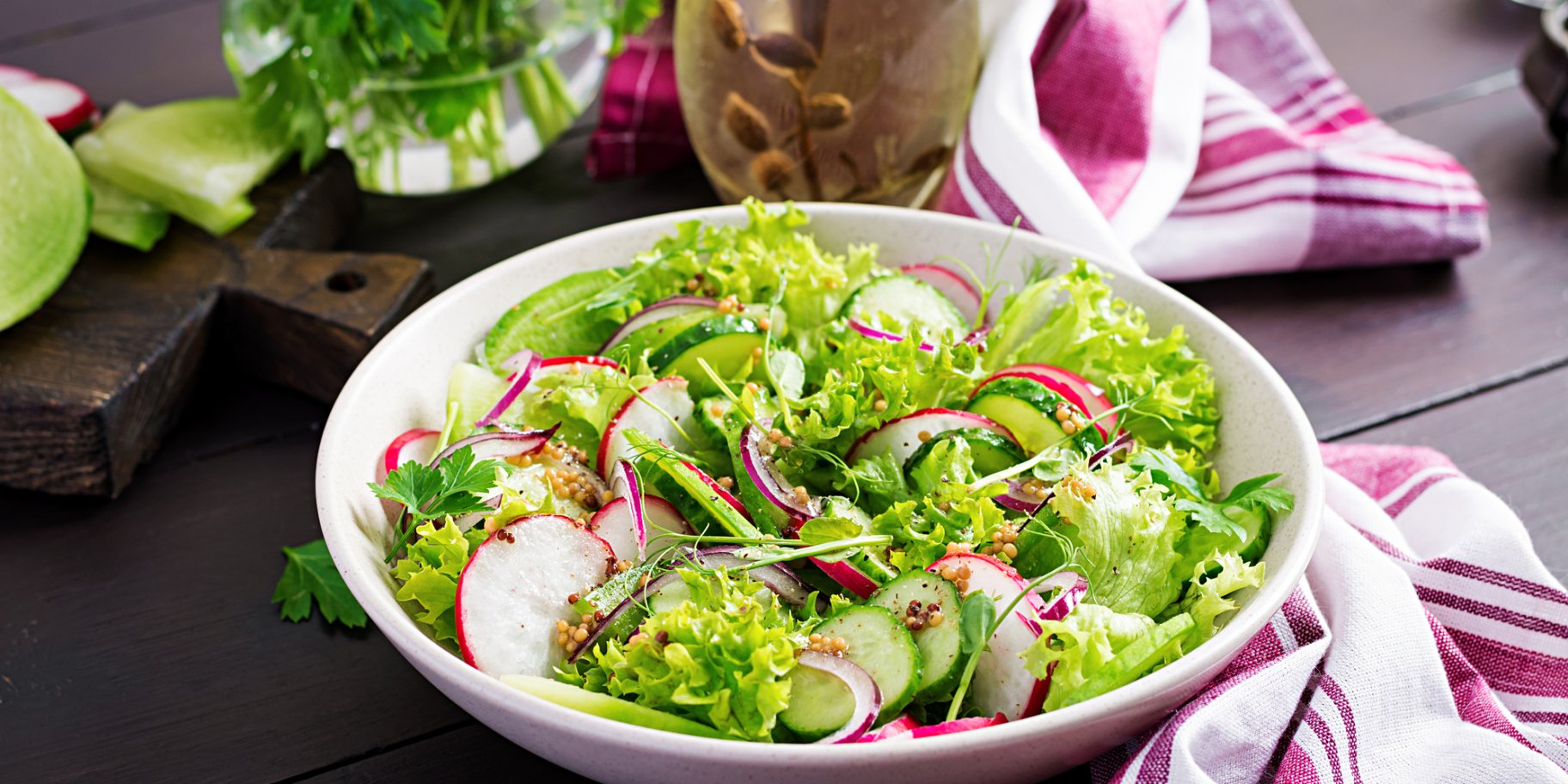 Весняний салат з черемшею і редискою