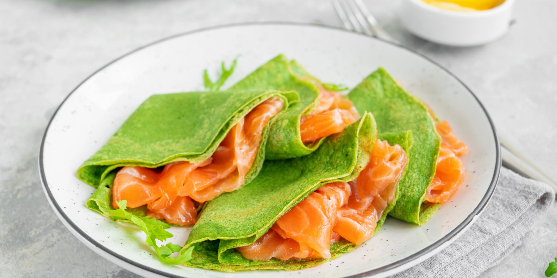 Шпинатний млинець з рибою та соусом теріякі