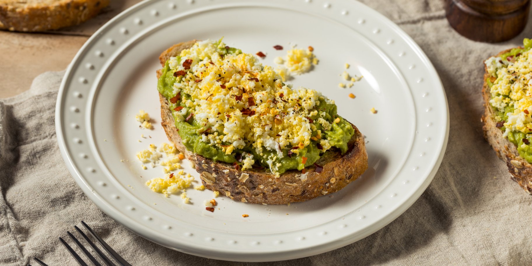 скрембл авокадо тост