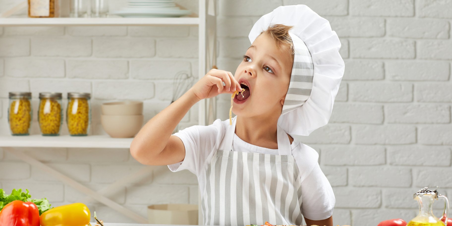 Дитина готує