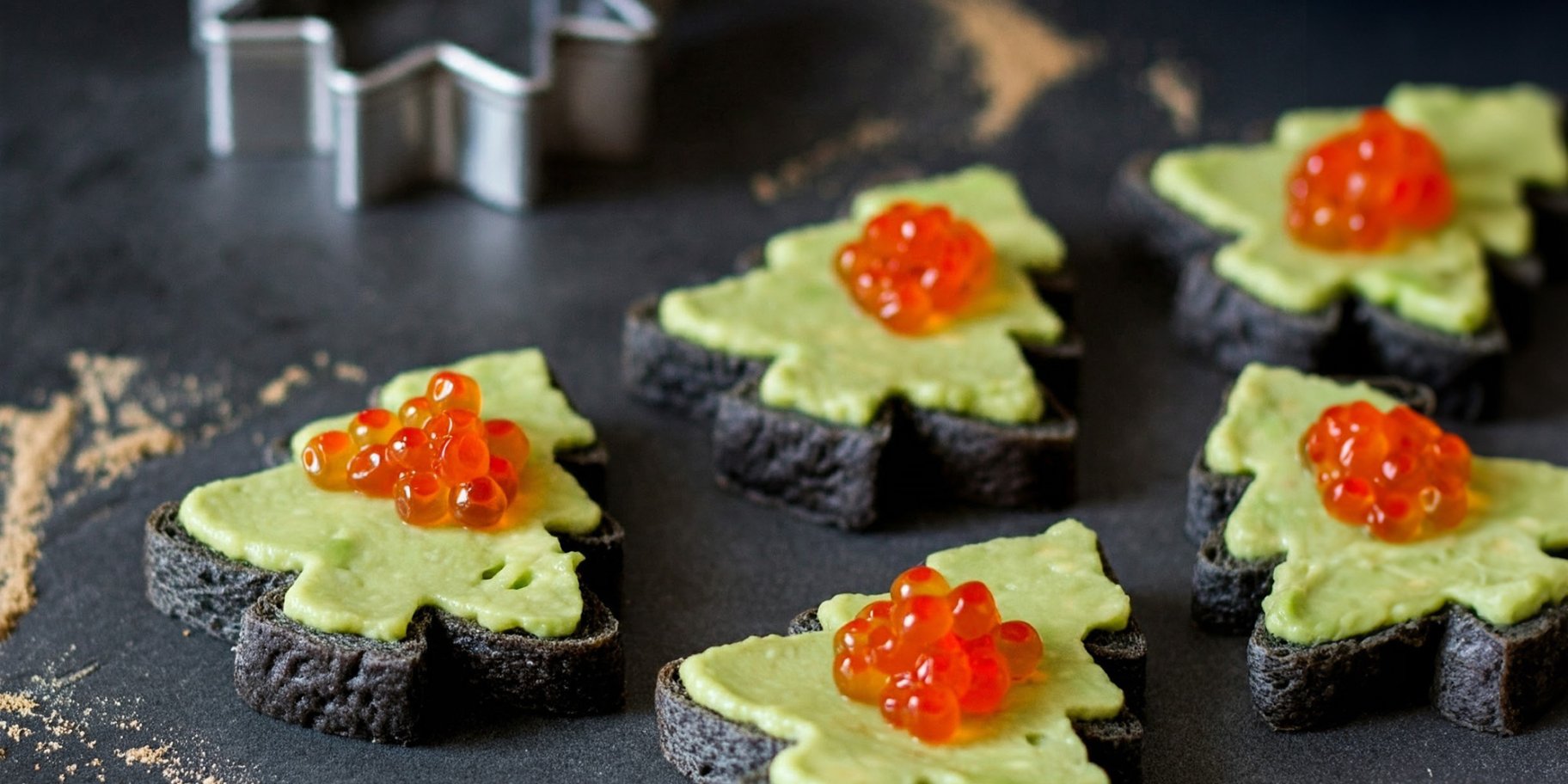 ялинки з червоною ікрою