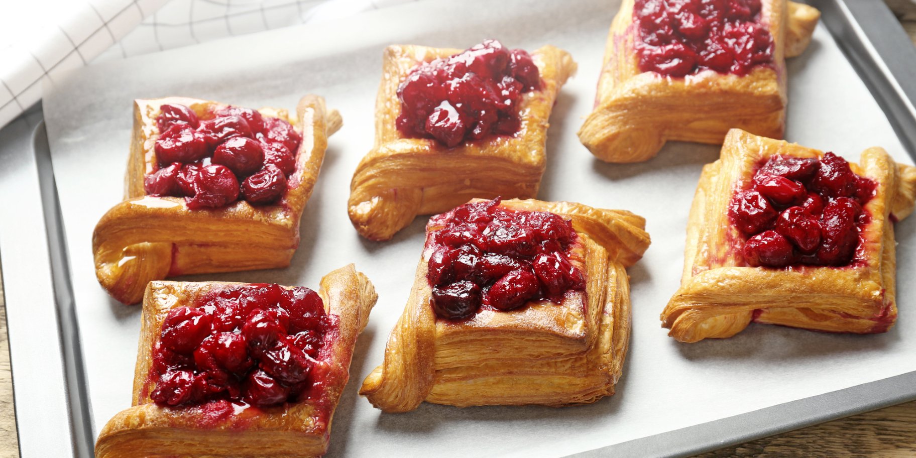 Слойки з ягодами з листкового тіста