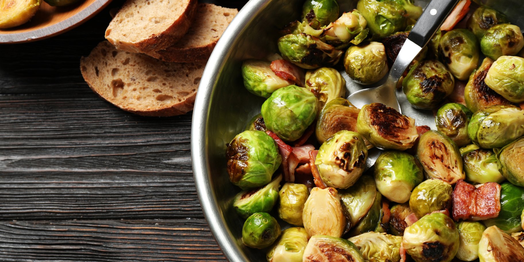 Смажена брюссельська капуста з грушами, горіхами та беконом