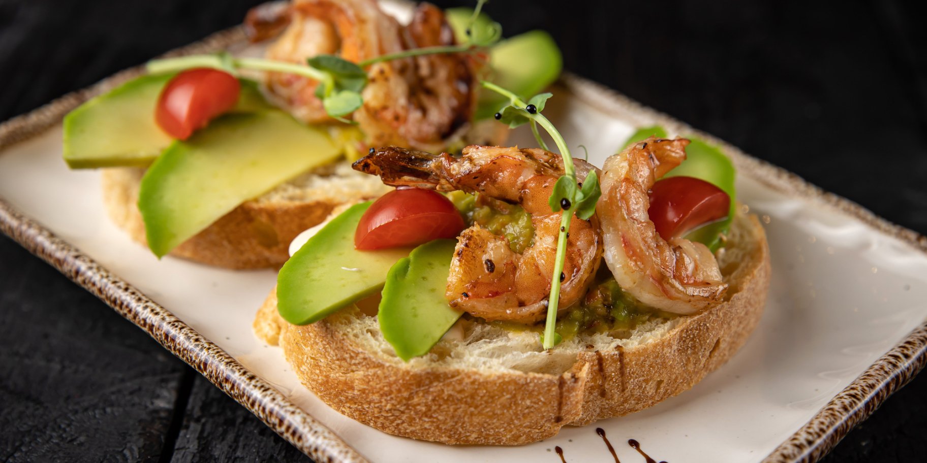 Багет з креветками і томатами