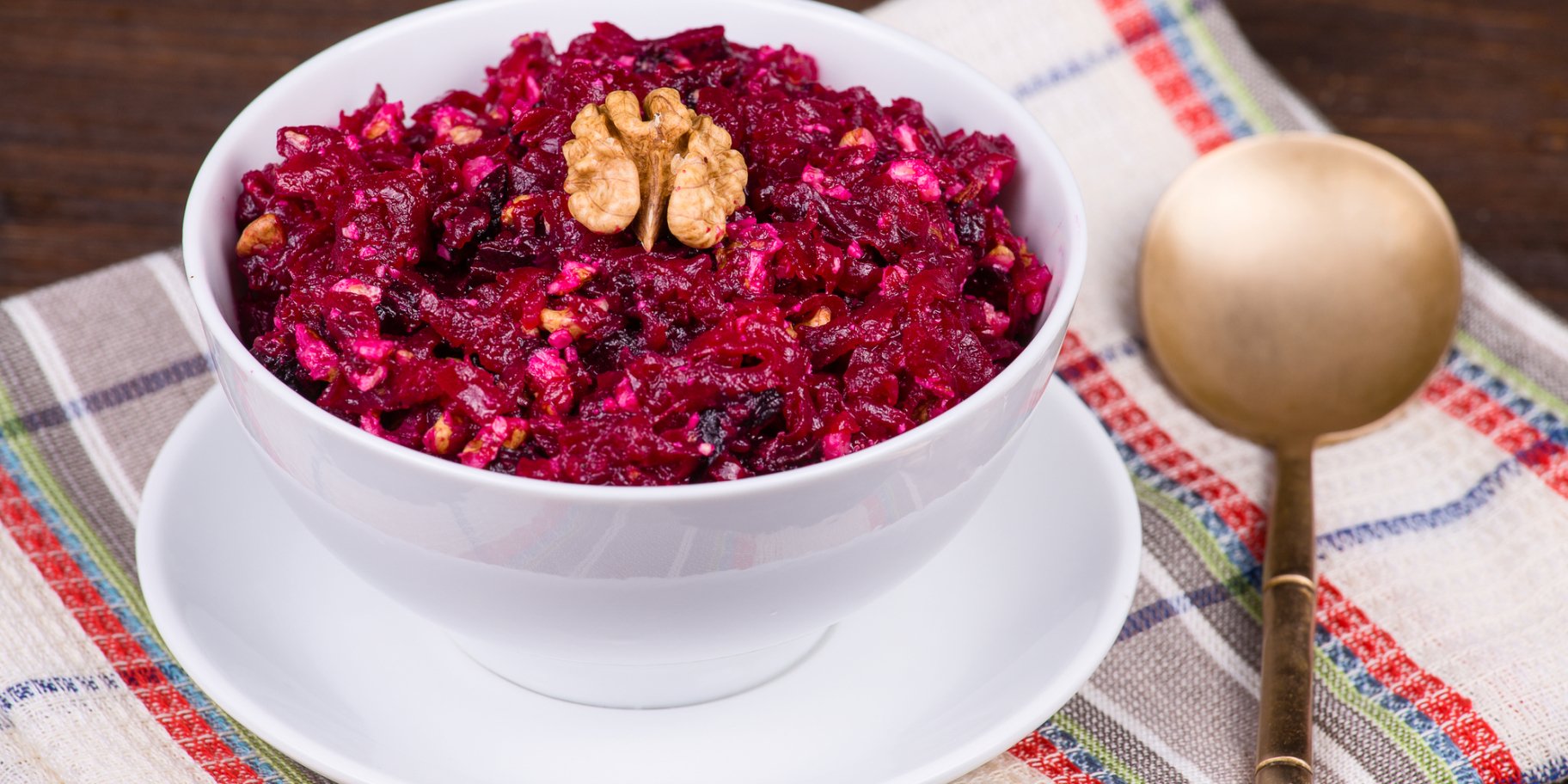 Салат з буряком, горіхами та родзинками