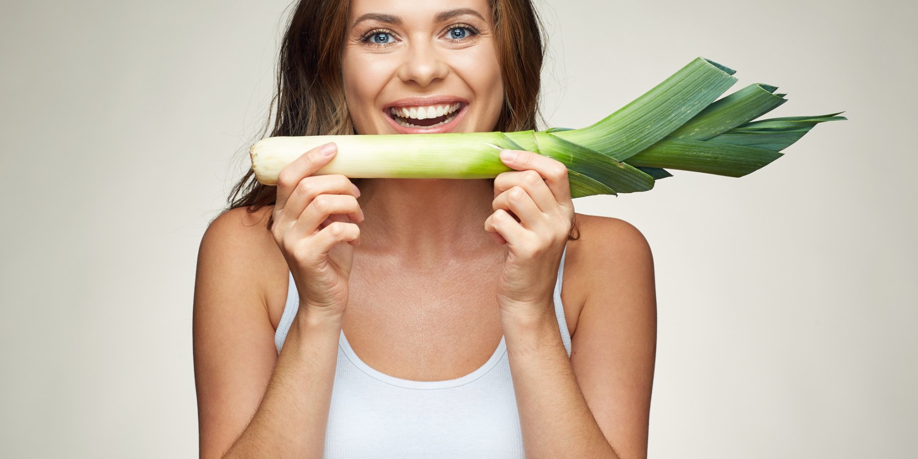 молода жінка з цибулею-порей