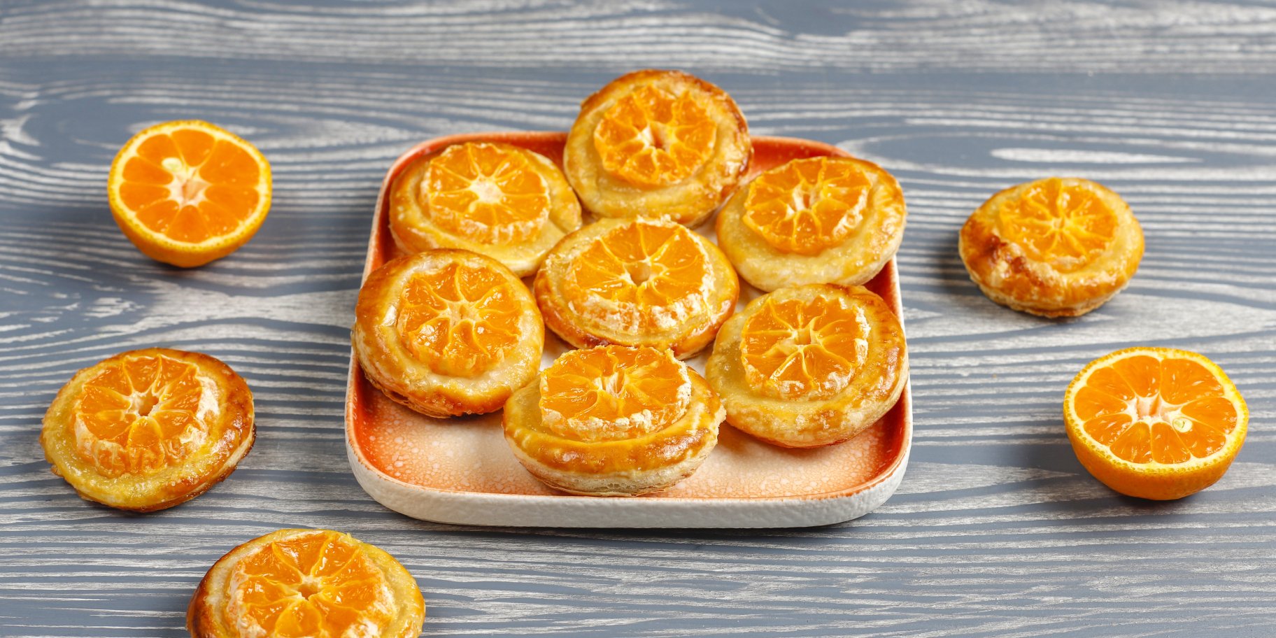 Пирожные из слоеного теста и мандаринами