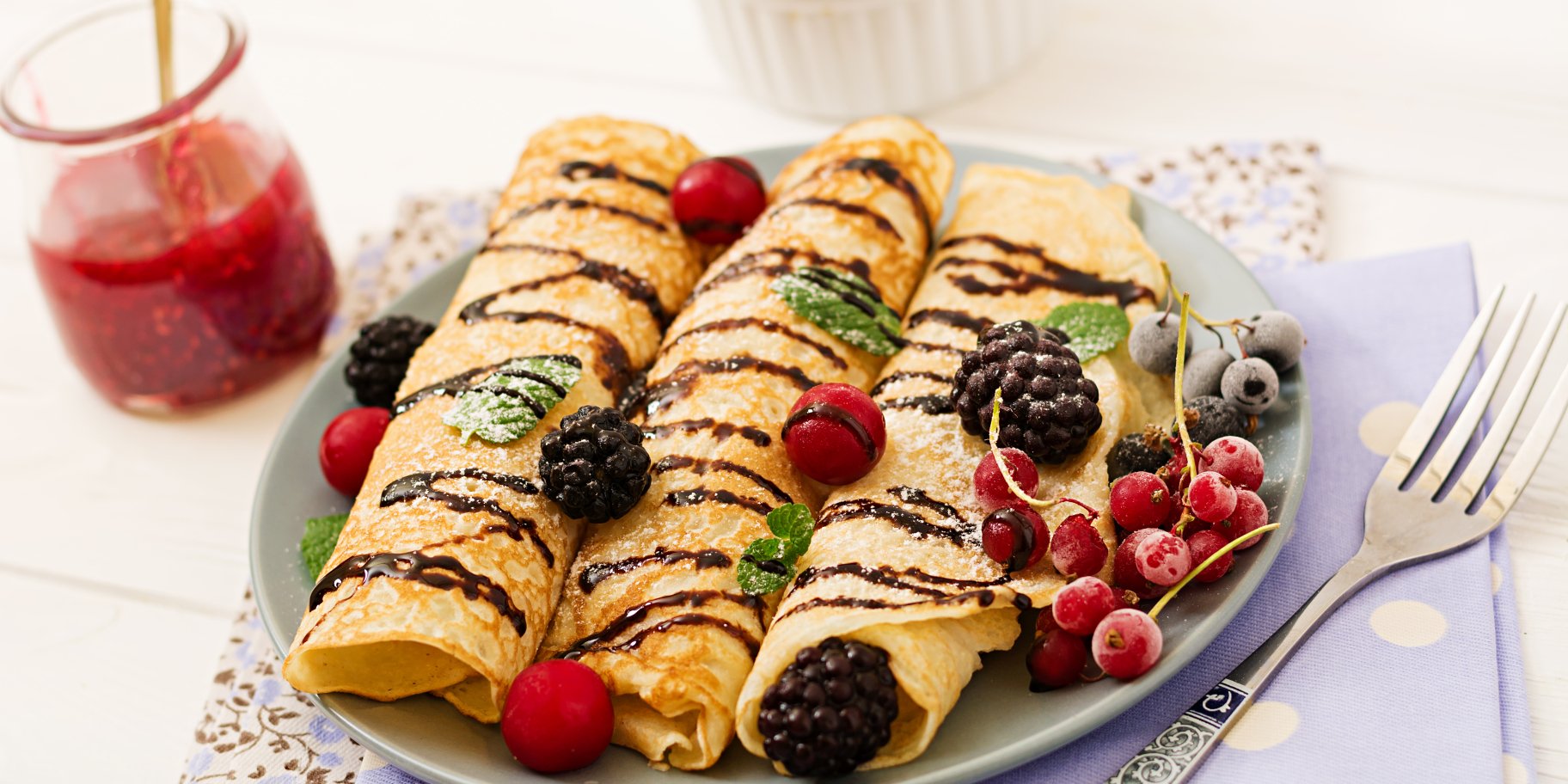 Млинці з фруктами на сніданок