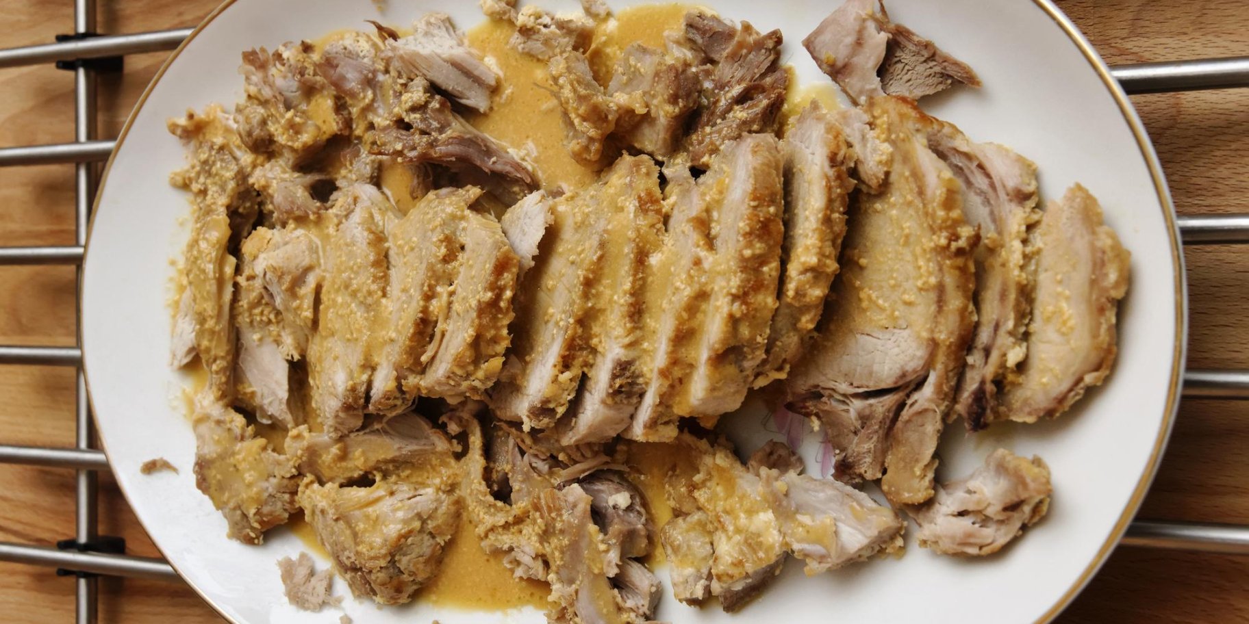 Свиняча корейка у молочному соусі