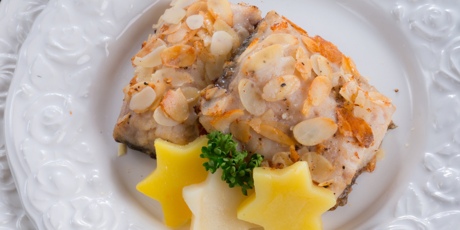 Карп с миндалем и изюмом