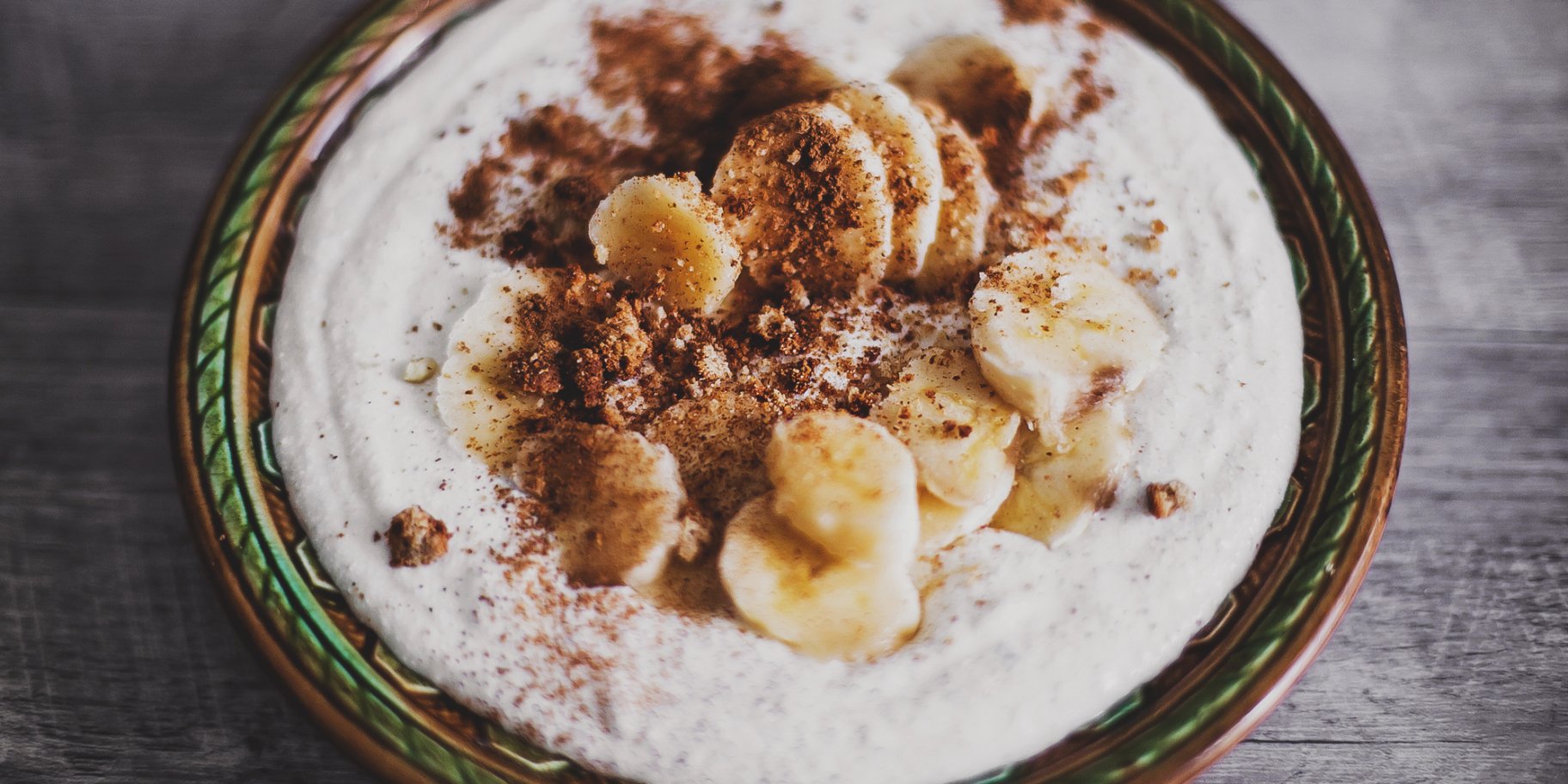 манний десерт з бананами та медом