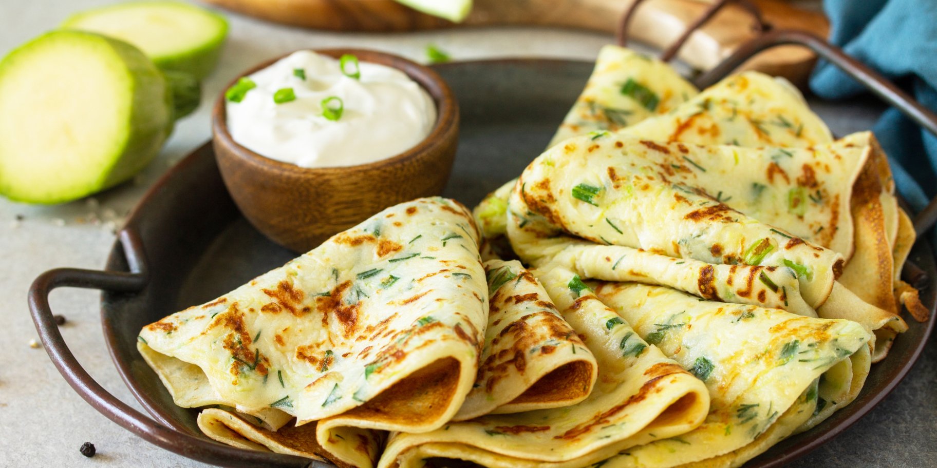 Кабачкові млинці зі сметанним соусом