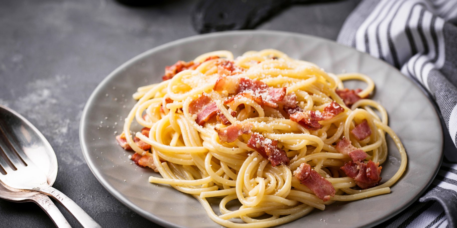 Спагетти с ветчиной и яблоком