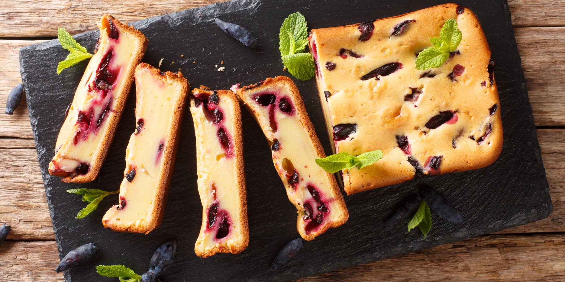 Пиріг з жимолостю