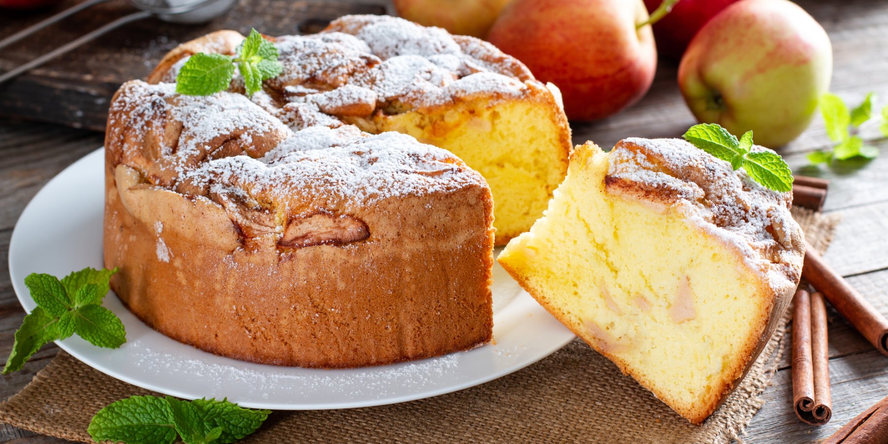 Яблучна шарлотка