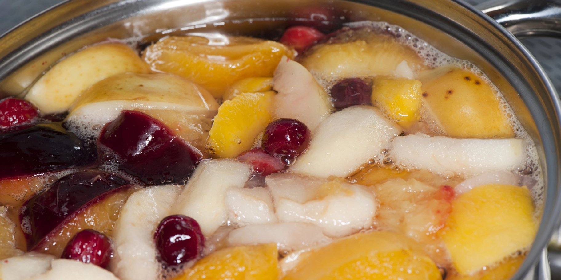 Компот из яблок и вишен