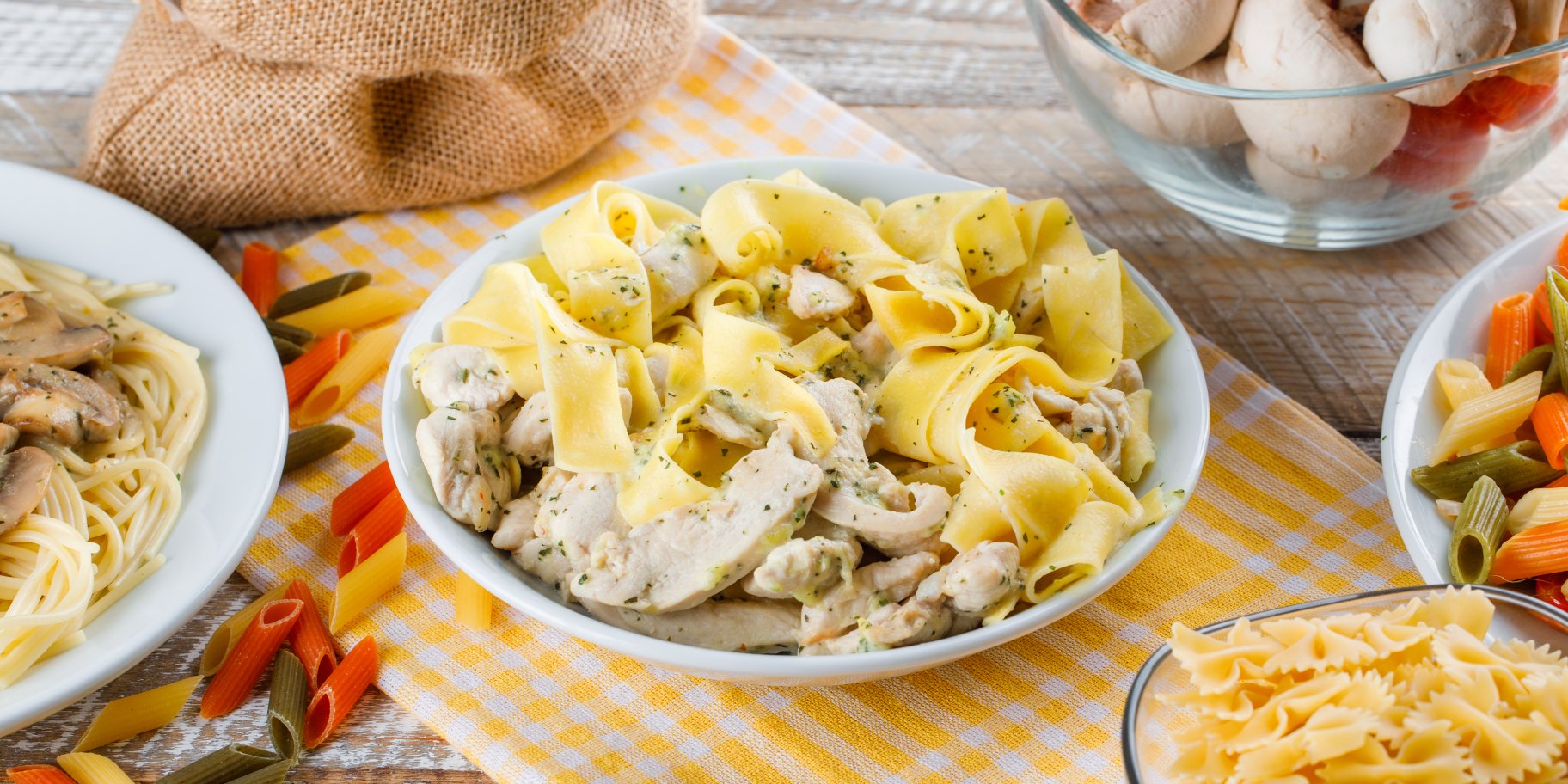 Макарони з рибою і печерицями