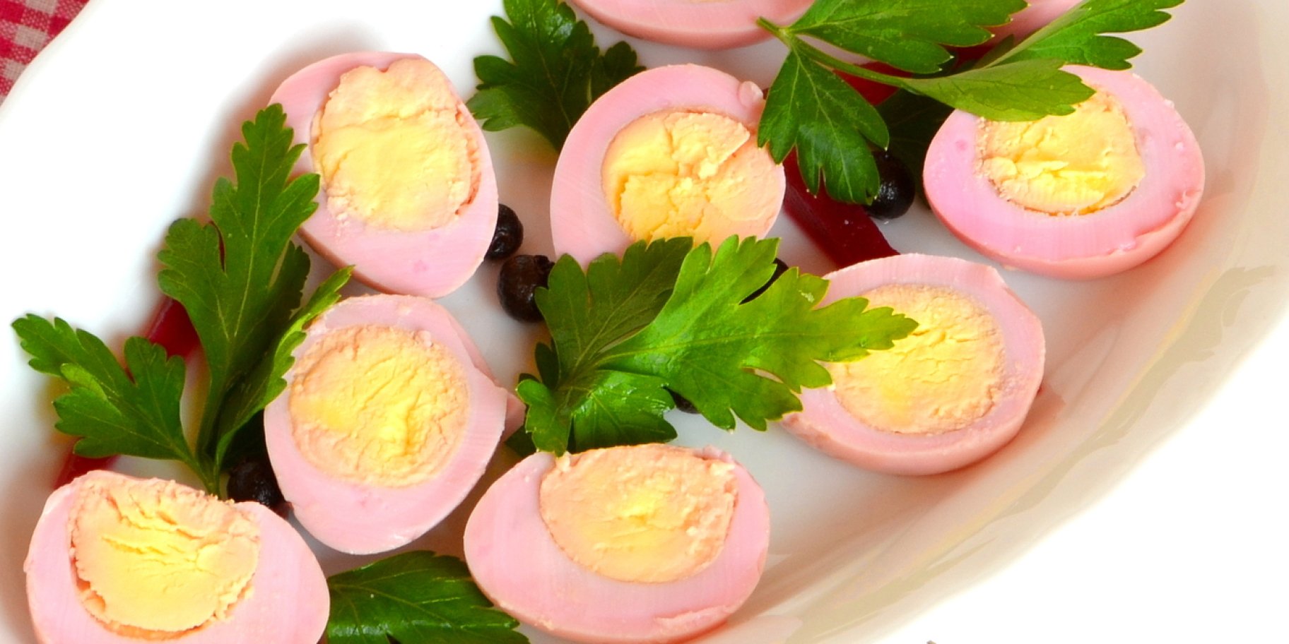 Рожеві варені яйця