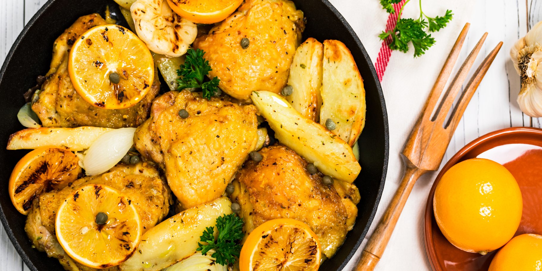 Сковорідка зі стегенцями, картоплею і лимоном