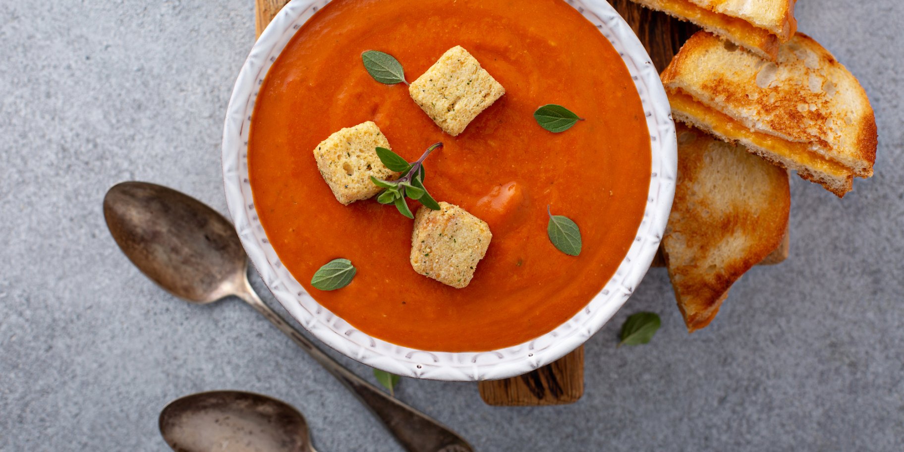 Томатний суп з крутонами