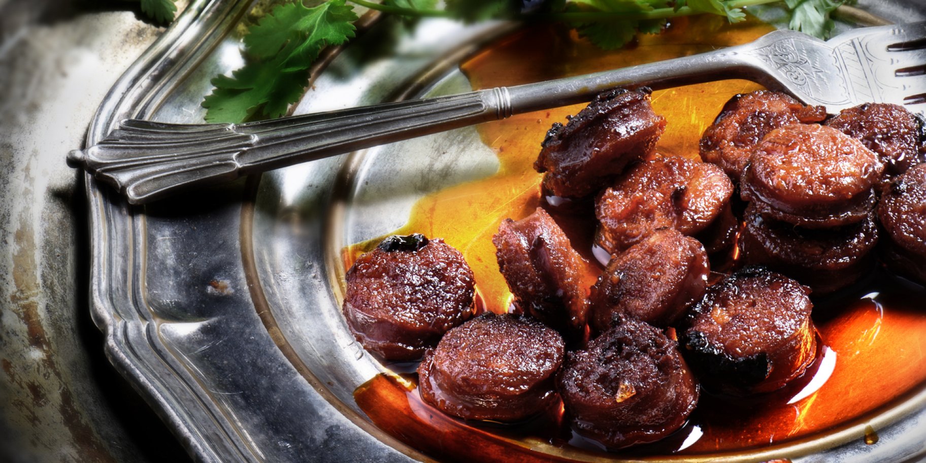 Ковбаски чорізо у червоному вині