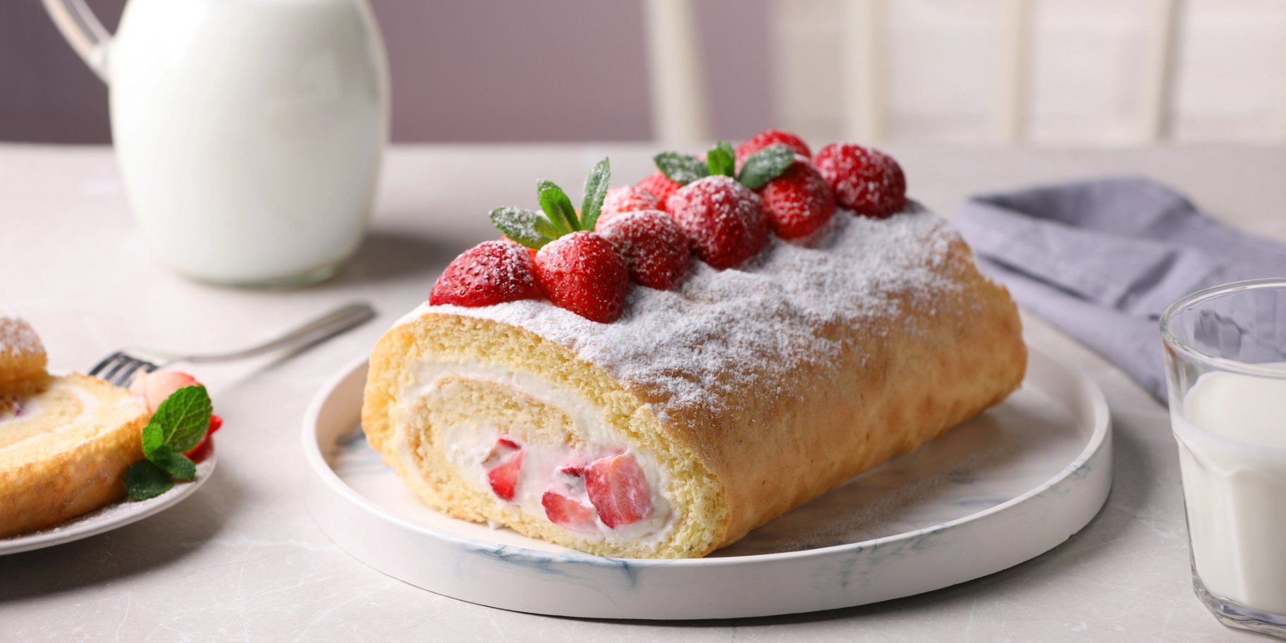 Бісквітний рулет з полуницею